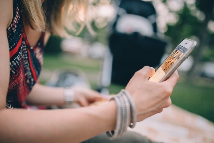 girl using iphone