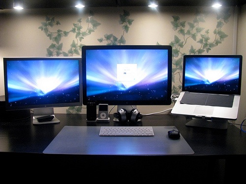 2 Apple Cinema Displays and Macbook Pro