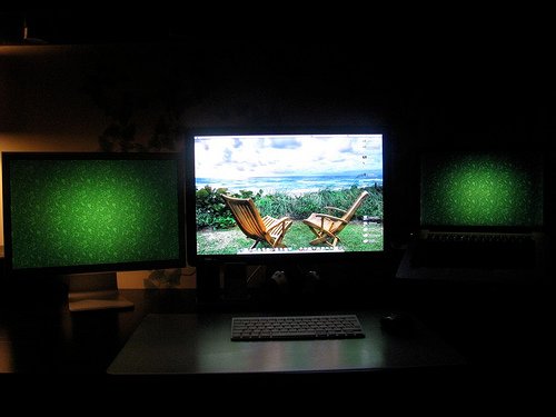 2 Apple Cinema Displays and Macbook Pro by Psleda