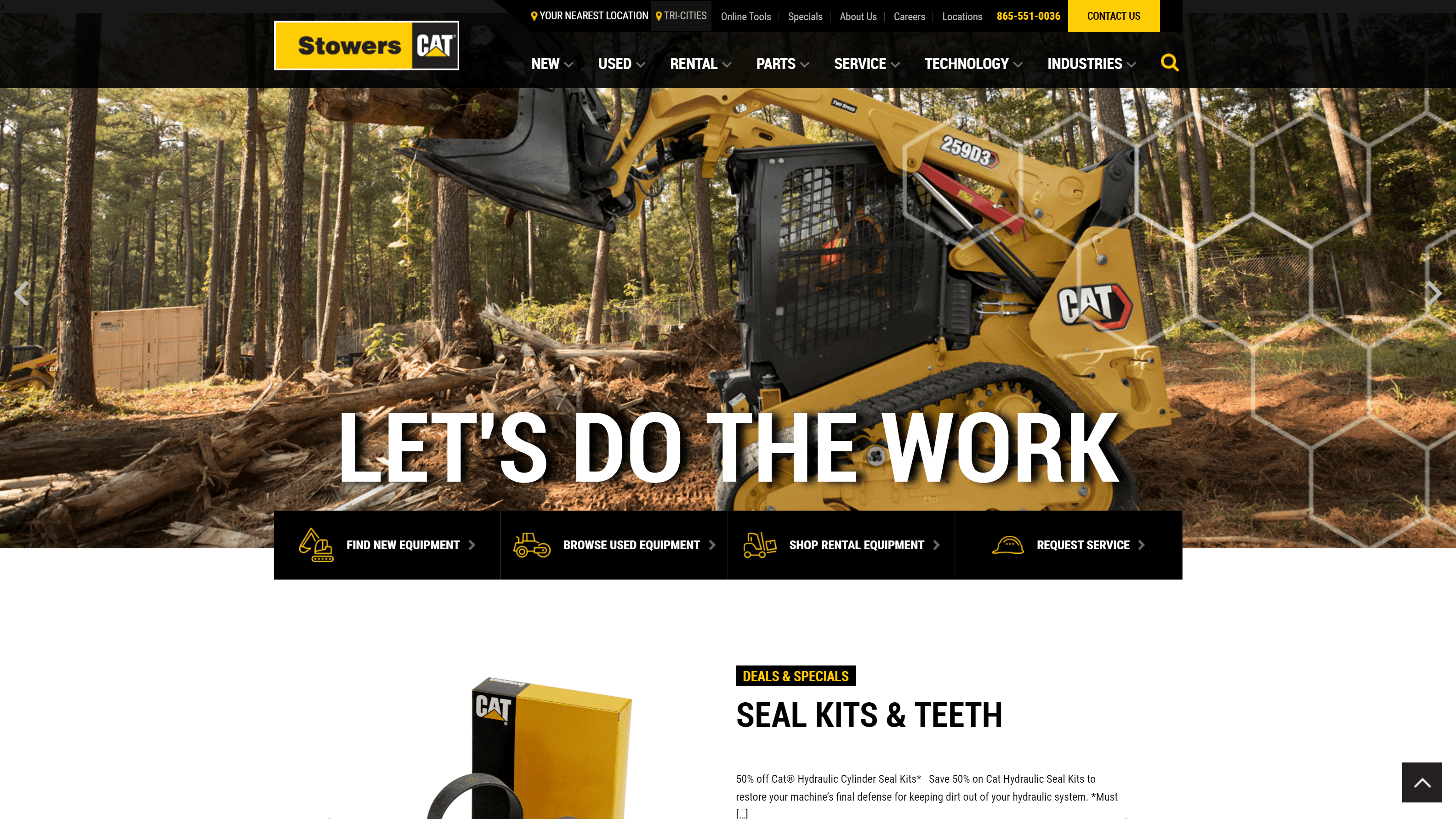 Caterpillar skid steer loader in a forest clearing with a grapple attachment, alongside website navigation options and a promotional offer for seal kits and teeth.