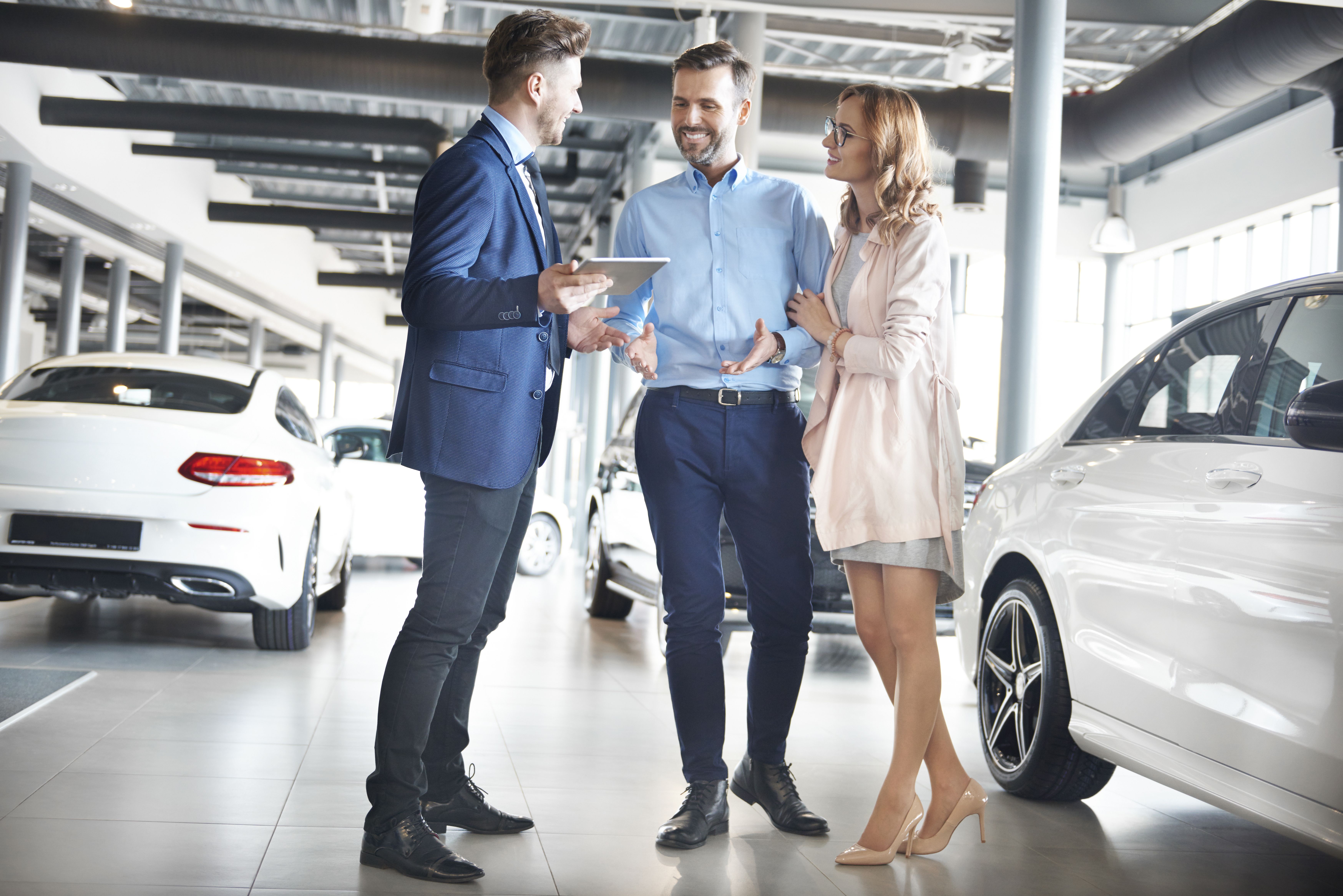 Цифровой автолизинг. Автолизинг. car dealer. helena montana ford dealer. фото пары в машине.